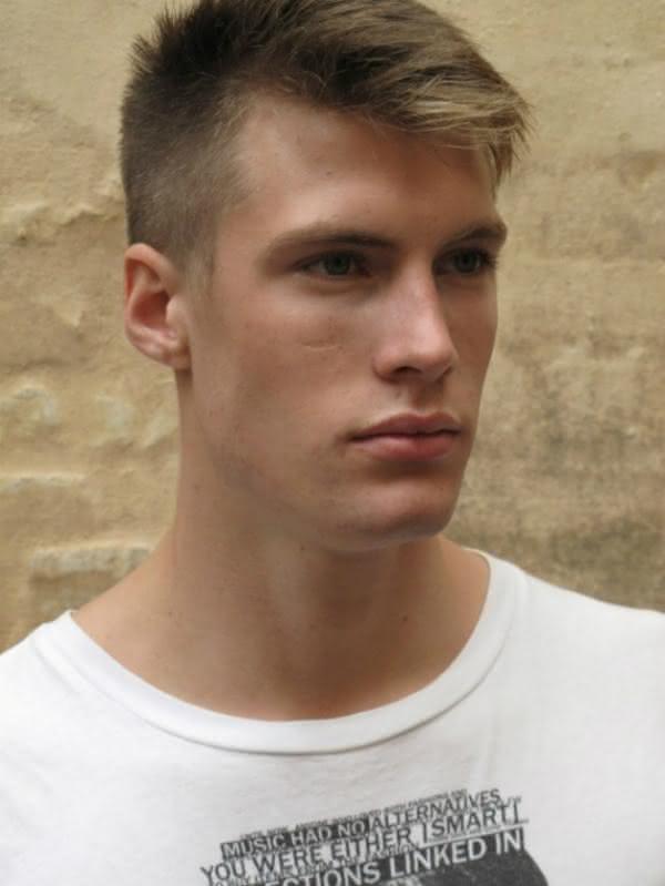 corte de cabelo surfista masculino