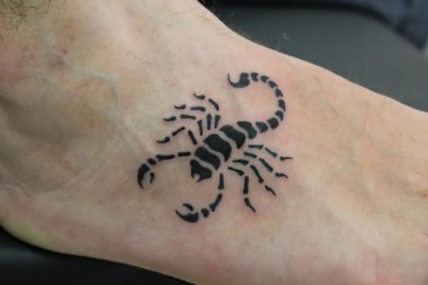 tatuagem de escorpiao no pe 6