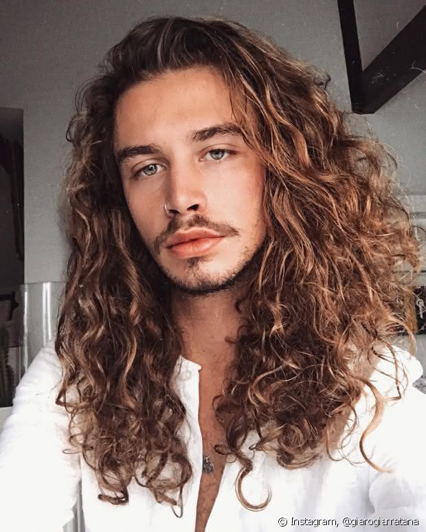 cabelo longo ondulado masculino